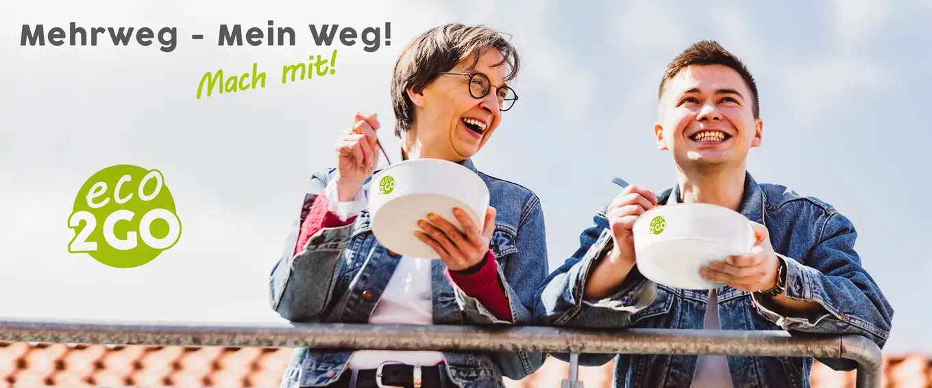 Eco2GO: Mehrweg - Mein Weg! Zwei Menschen lächelnd mit Eco2GO Mehrwegprodukten